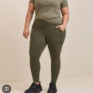 Torrid Happy Camper Performance Core Cargo Legging Zip Leg Pockets Deepest Depth